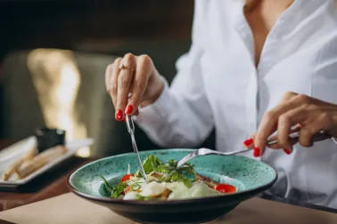 Proč podporovat lokální restaurace a malé podniky: praktický přínos pro město i online